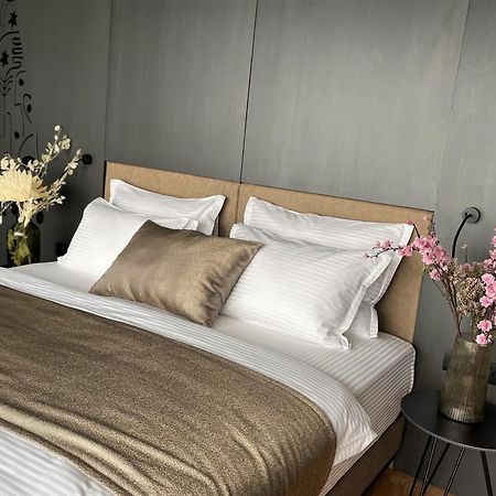 Arka Art Hotel Tirana Eksteriør billede A bed with bed linen