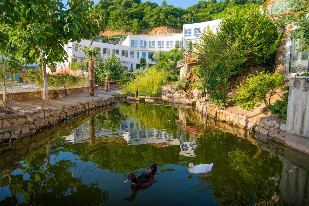 Arka Art Hotel Tirana Eksteriør billede The duck pond