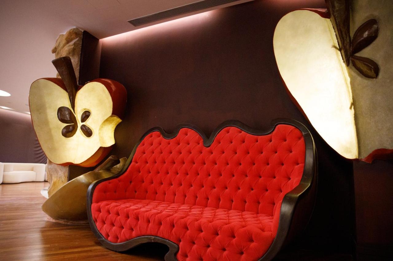 Arka Art Hotel Tirana Eksteriør billede The Apple sofa