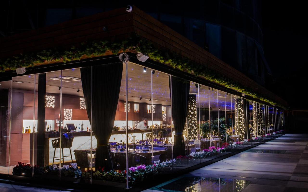 Arka Art Hotel Tirana Eksteriør billede The restaurant at night