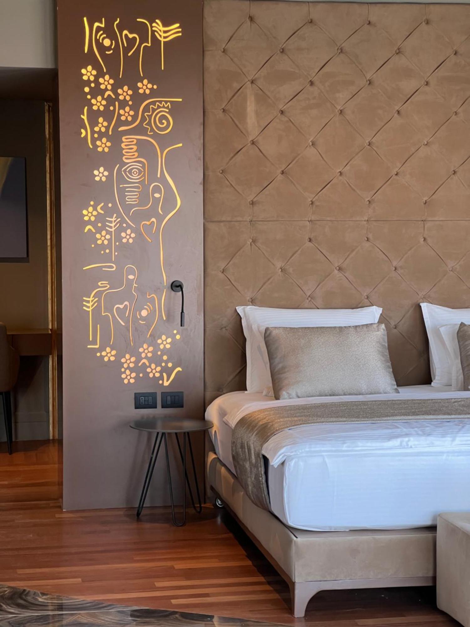 Arka Art Hotel Tirana Eksteriør billede A wall sticker