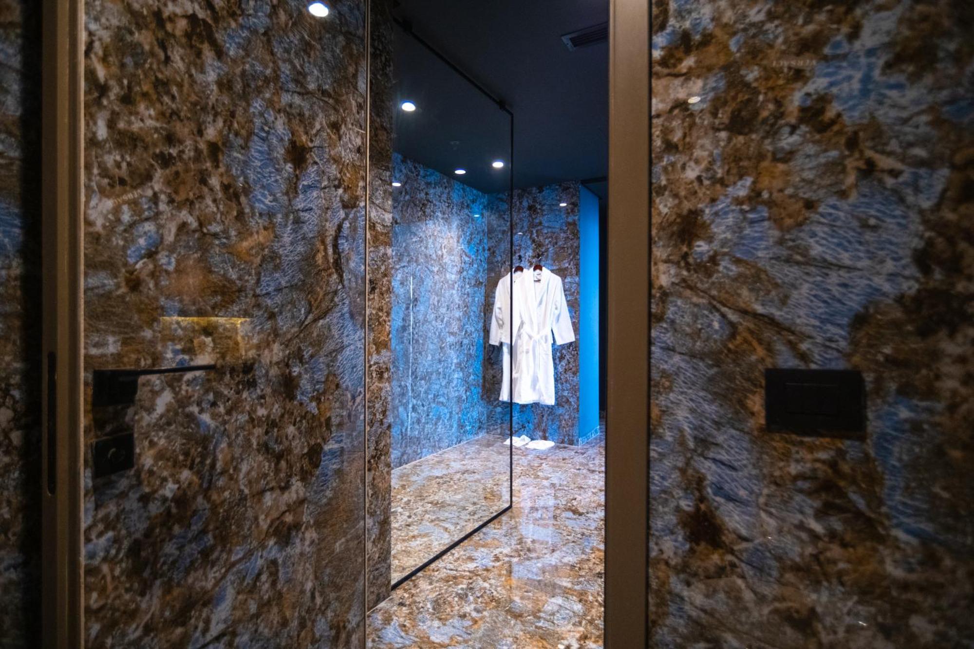 Arka Art Hotel Tirana Eksteriør billede Bathroom