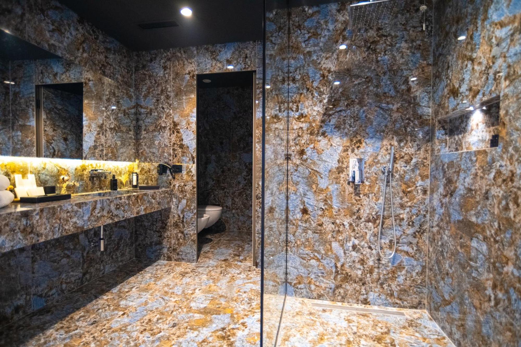 Arka Art Hotel Tirana Eksteriør billede Bathroom in the hotel