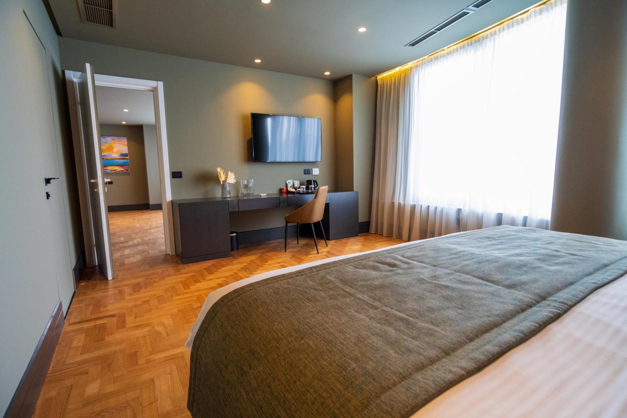 Arka Art Hotel Tirana Eksteriør billede A room at the hotel