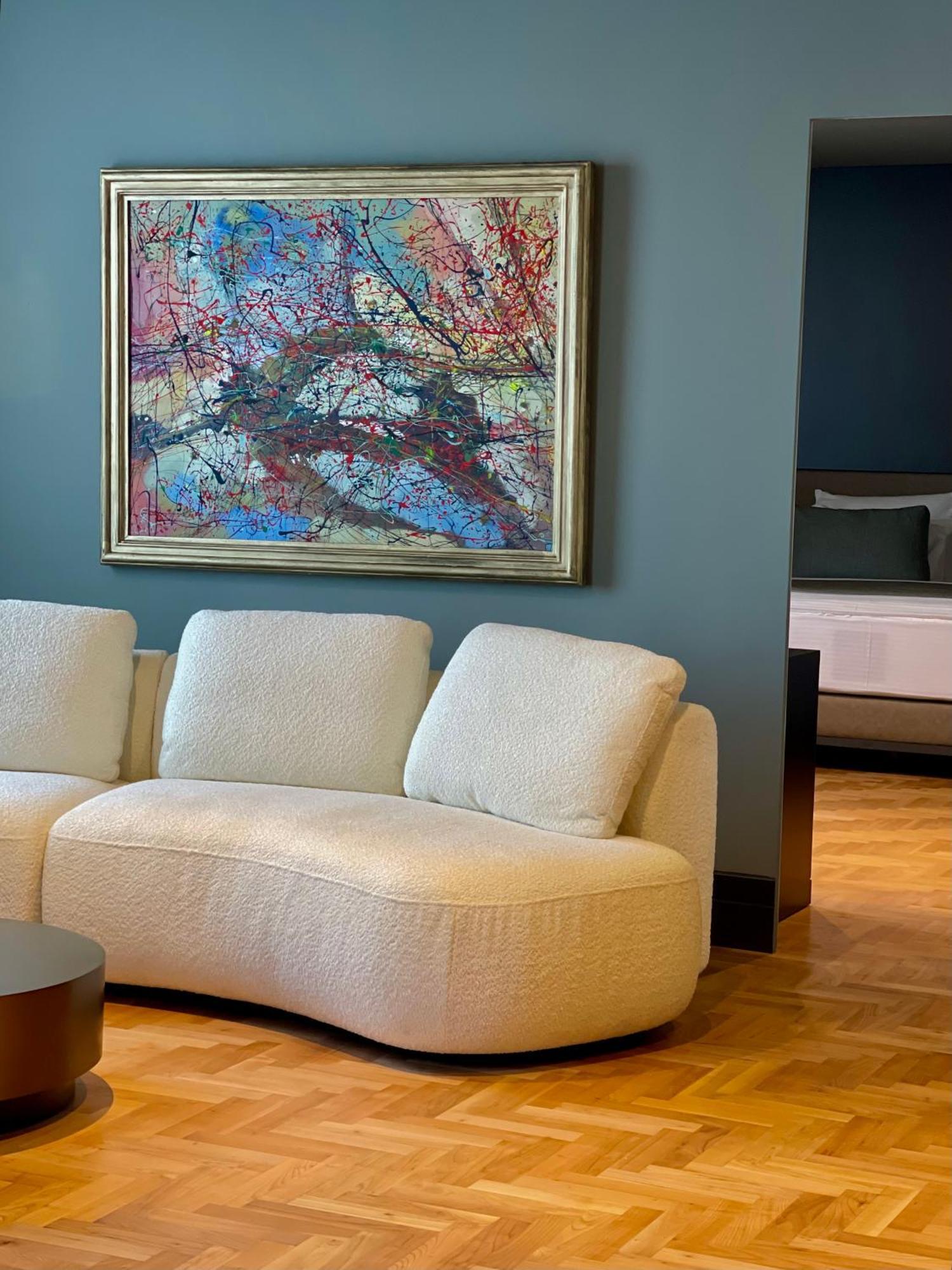 Arka Art Hotel Tirana Eksteriør billede A sofa