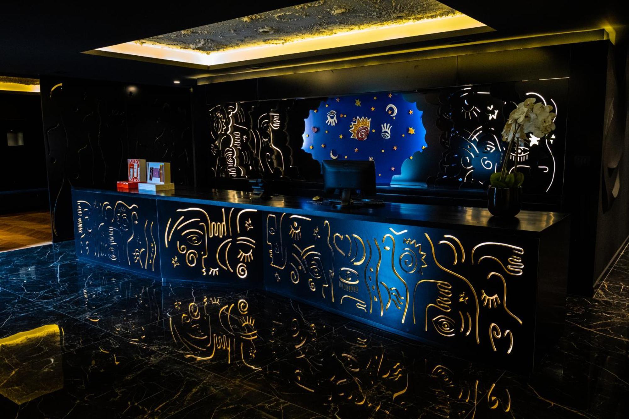 Arka Art Hotel Tirana Eksteriør billede The reception desk at the hotel