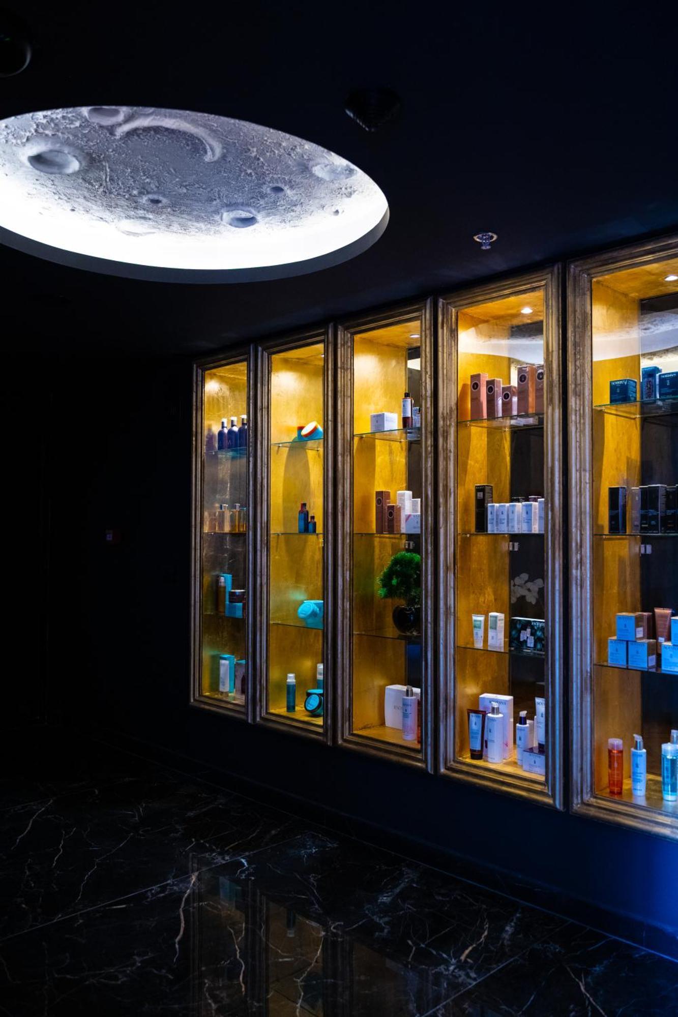 Arka Art Hotel Tirana Eksteriør billede A display of products at a salon