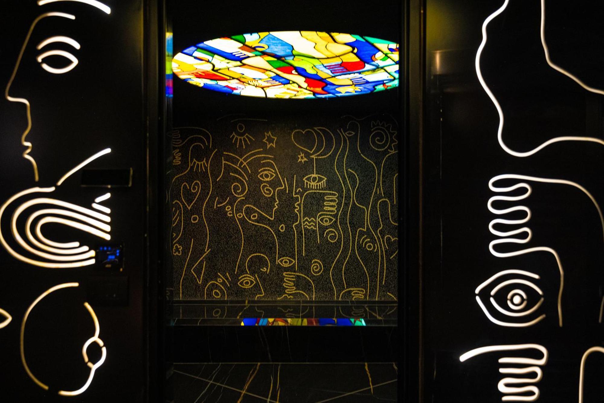 Arka Art Hotel Tirana Eksteriør billede The stained glass window in the elevator