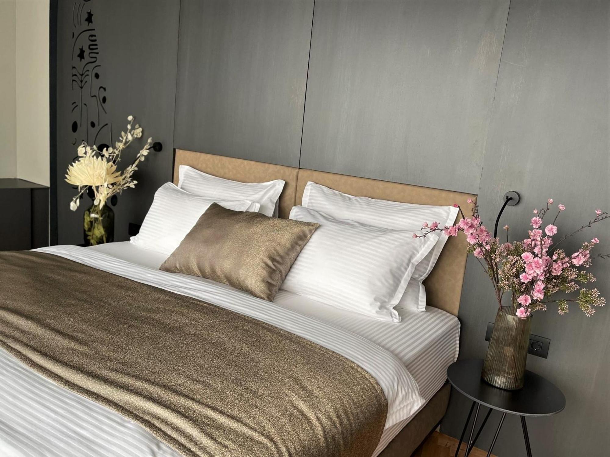 Arka Art Hotel Tirana Eksteriør billede A bed with bed linen