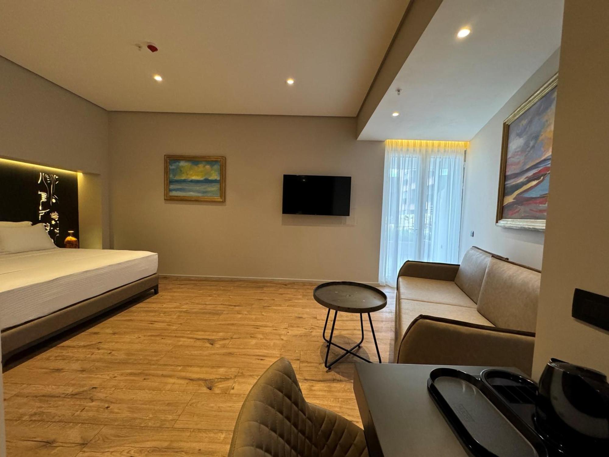 Arka Art Hotel Tirana Eksteriør billede A room at the hotel